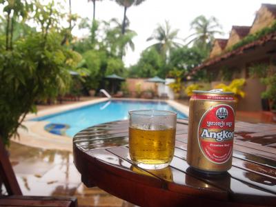 雨の日のプールサイドにてアンコールビール