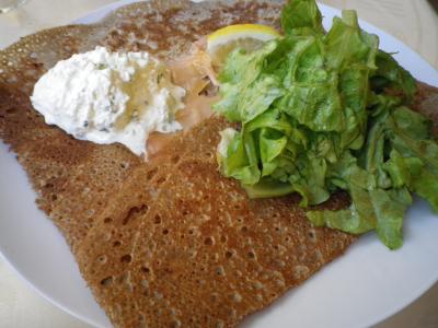 ブルターニュ地方のサーモンの蕎麦粉ガレット（メイン）