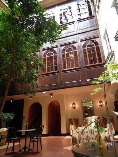 ガラス天井のロビーは明るい。