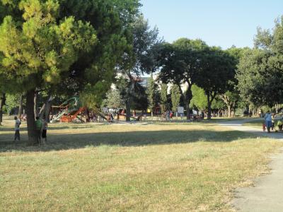 ホテルのすぐそばには公園があり、子供たちが遊んでました。