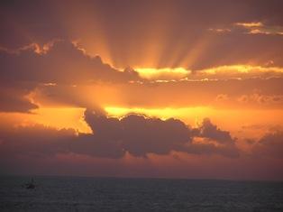 ホテルから徒歩４−５分で海です