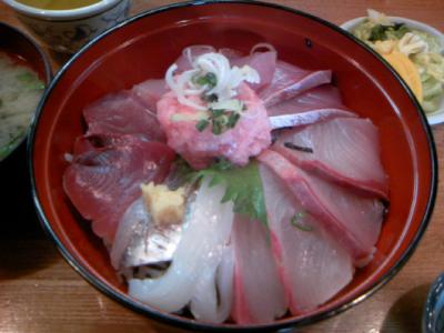 安房神社のすぐそば！海鮮丼