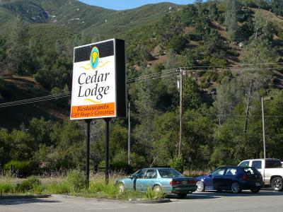 シーダーロッジの看板
