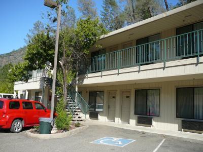 ２階建てのモーテルです。