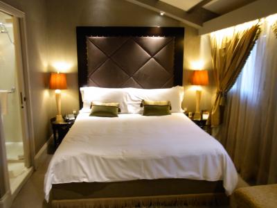 ベッドは大きくてしっかり。