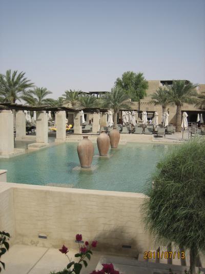 砂漠の中のリッチなホテルです。