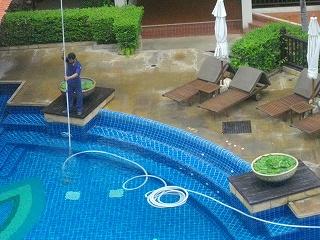 ビーチ手前のプール