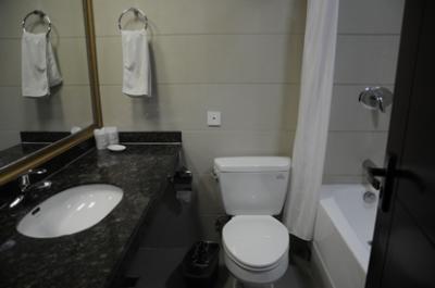 金橋大酒店ツインのシンプルな浴室。お湯はたっぷり出ました。