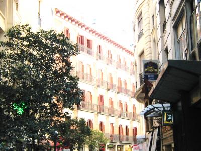 GranVia駅からマクドナルド方面の道へ進み左です。