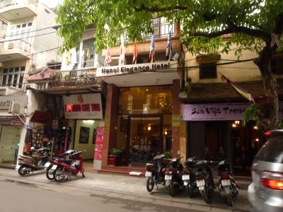 間口は狭いですが、中に入ると奥へ奥へひろがります。