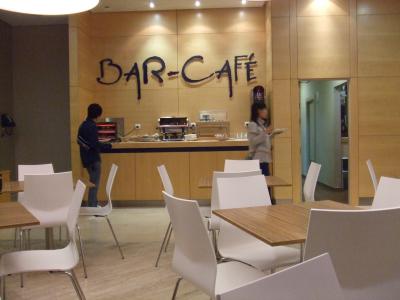 朝食会場（フロントの一角にある）