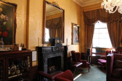 ドローイングルーム。アフタヌーンティーはこちらで。