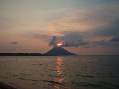 ビーチヴィラ前のビーチから眺めたメナド富士に沈む夕日