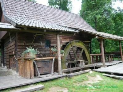 施設内の水車小屋