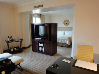 居間側から寝室。