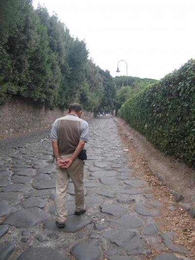 すべての道はローマに通ず……の、アッピア街道。2000年の石畳。