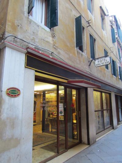 ベネチアらしい狭い路地に面しています。