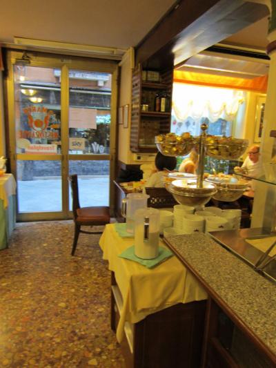 朝食はとなりのサンマルコホテルのレストランで。 