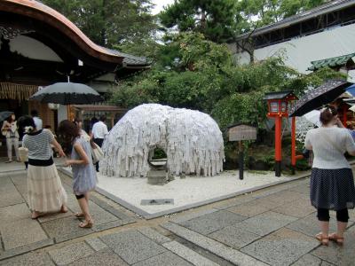 良縁祈願の女性のお参りが多いです。