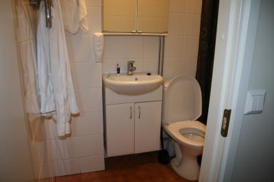 ユニットバスは少し狭い。