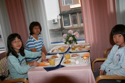 朝食は本館でビュッフェ。