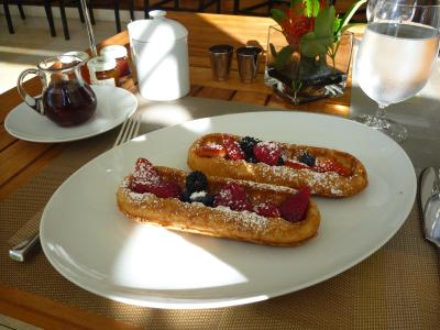 ちょっと高いけど、気持ちのいいオープンテラスの朝食
