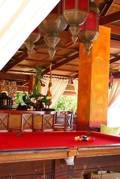 BAR。　どこを切り取っても個性的。