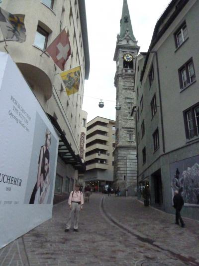 右側の時計塔が協会・とい面ビルがホテル