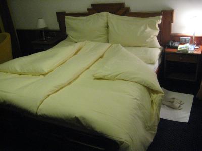 夜のベットメイク後。