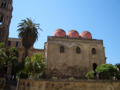 赤いドームの小さな教会（サン・カタルド教会）