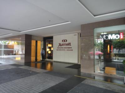 玄関には絶えずガードマンが