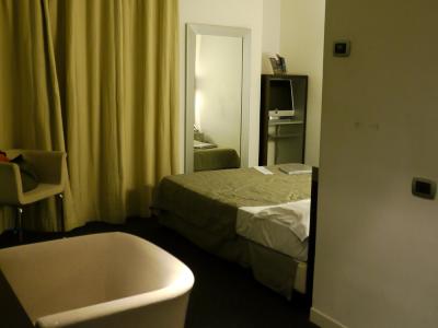 清潔感あり新しいが、狭いです。寝るだけなら十分。