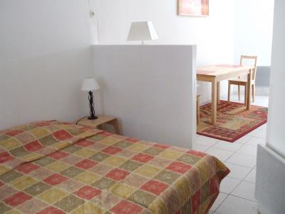 ベッド横に仕切りがあってダイニング