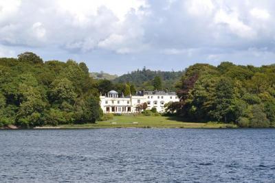 ウィンダミア湖から見た外観