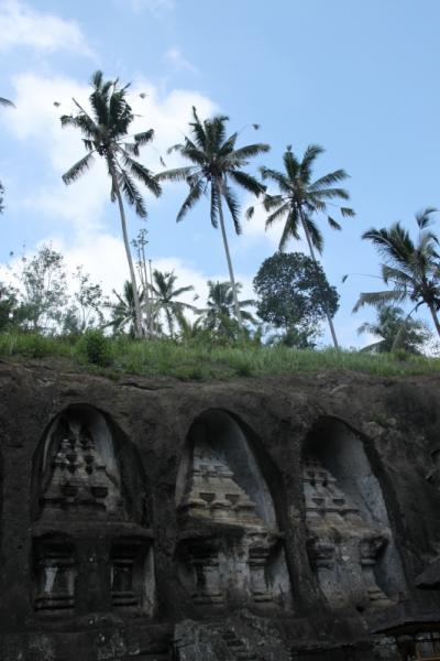 ３００段の階段を下りると美しい景色の中に古代の遺跡が広がります