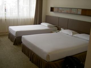 ベッドはダブルとシングルが２つ