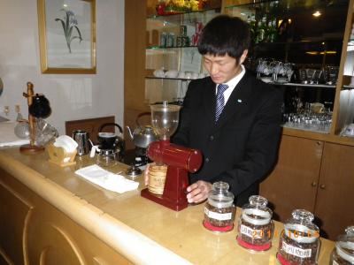 日本語担当フロントの崔さん。コーヒー入れのプロです。
