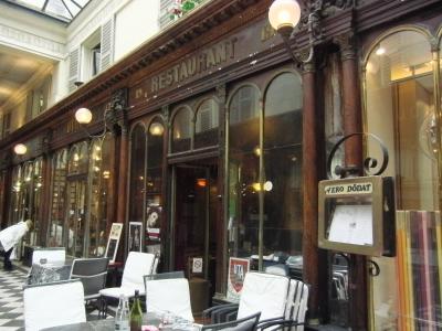 ルーブルの近くで良い雰囲気のヴェロ・ドダ