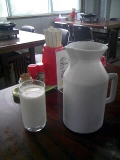 100円で絞りたての豊富牛乳が飲み放題！