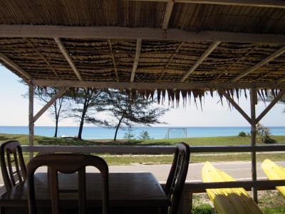 道路を挟んですぐにビーチがあります