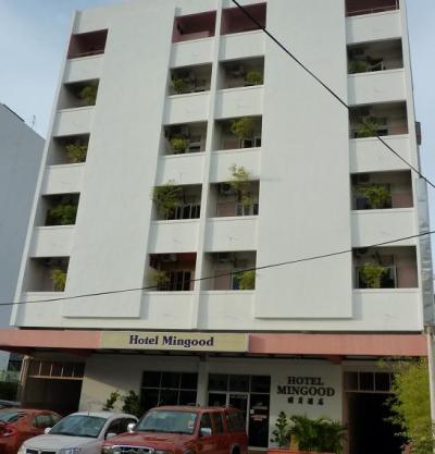 ホテル外観。6階建ての建物。