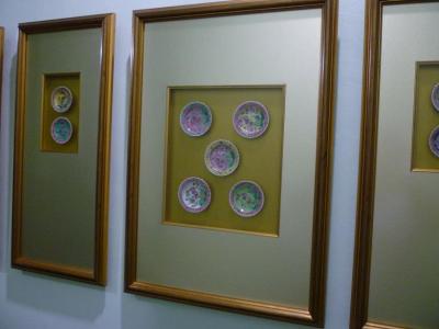 廊下に展示されたペラナカン風の絵皿。