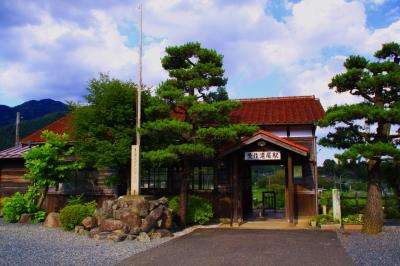 昭和初期の雰囲気を伝え、寅さんシリーズの撮影にも使われた駅