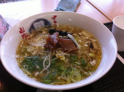 ★生のづけマグロが入ったラーメン　ミスマッチと思いますが、これがけっこう美味しい！