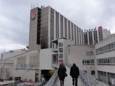 通りからスロープとエレベーターでフロント階へ