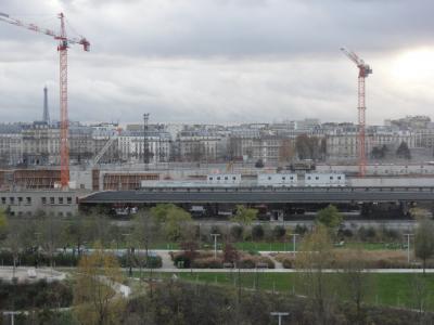 エッフェル塔も眺められるが、反対側の部屋もあるので注意