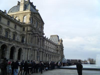 こちらも徒歩10分程。ルーヴルの行列です・・・。