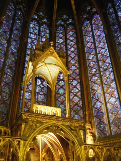 パリ最古で最も美しいステンドグラスの教会