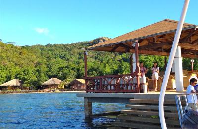 桟橋に着き、ゲストを乗せます。