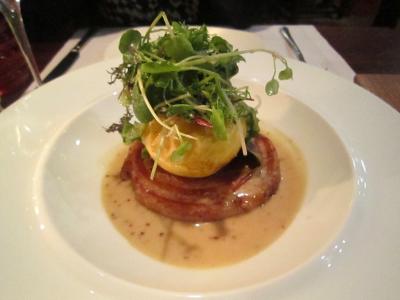 地元の人で賑わう、こじんまりとして居心地の良いレストラン